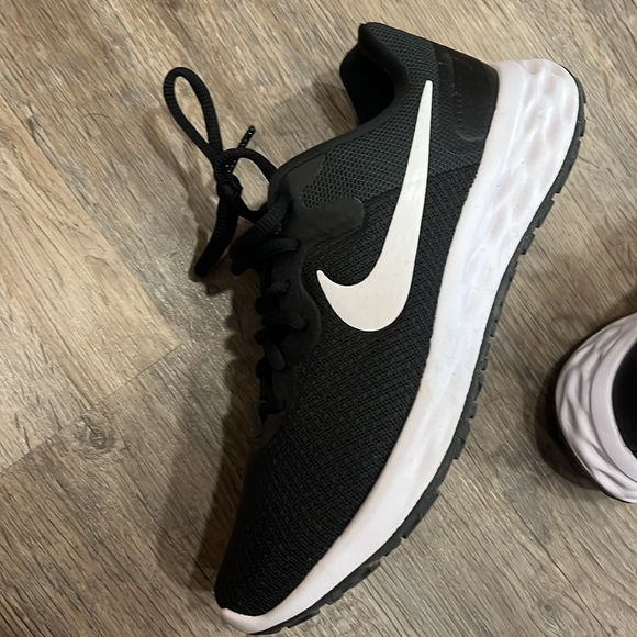 Almost new women’s Nike running shoes - Picture 3 of 4